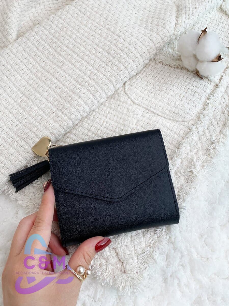 MONEDERO NEGRO CON 01 DIJE CORAZON Y ESCOBITA M38